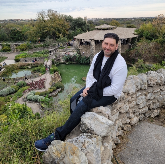 Meet your Posher, Carlos - Picture 2 of 2